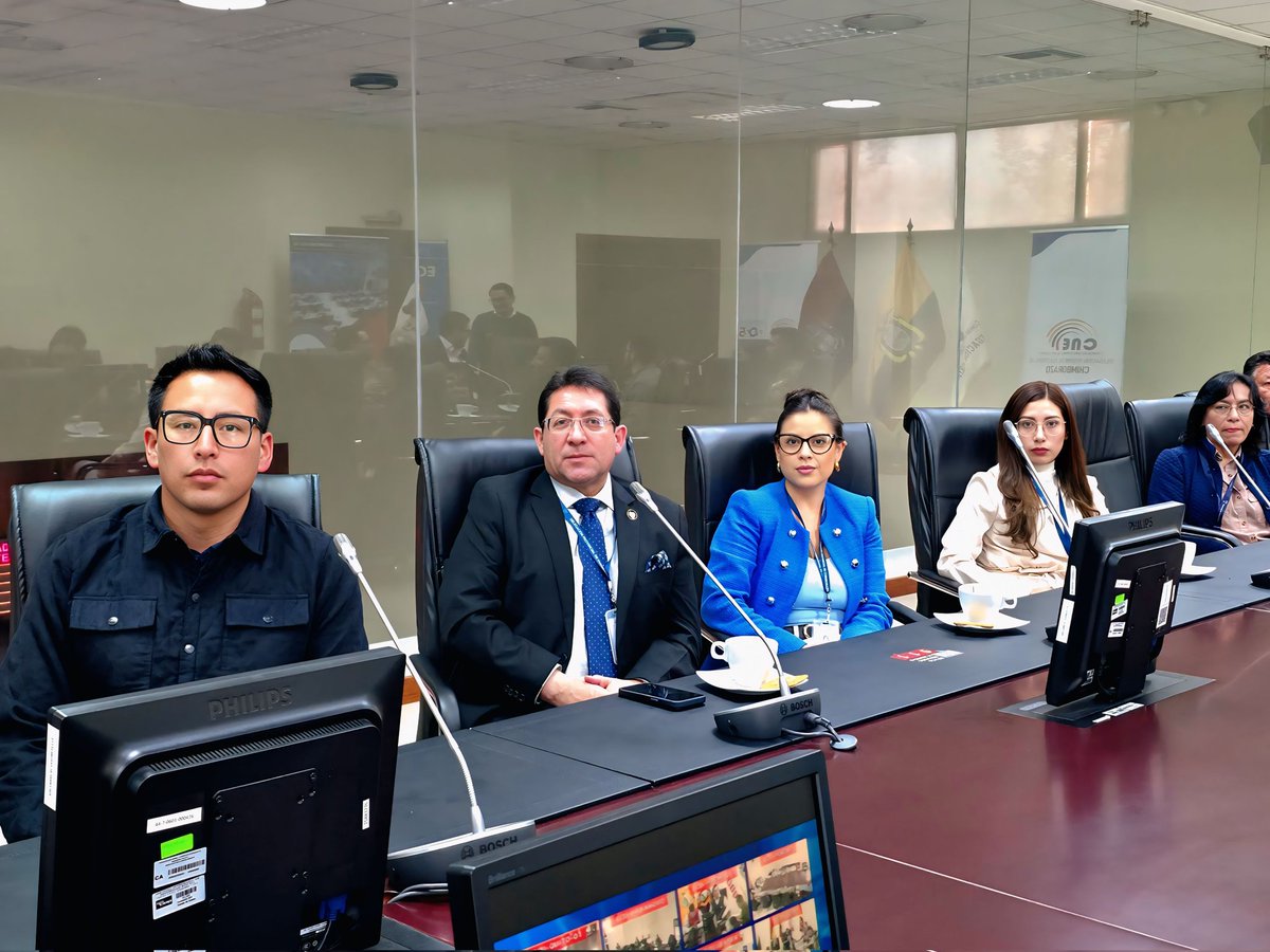 📍 #Riobamba | David Brito Salazar, Jefe Operativo del <a href="/ECU911_/">ECU 911</a>, participó en la instalación de la Mesa Provincial de Seguridad Electoral, de cara a la #ConsultaPopular2025.

En la Sala de Crisis del #ECU911 se concentraron las instituciones que conforman el sistema de seguridad