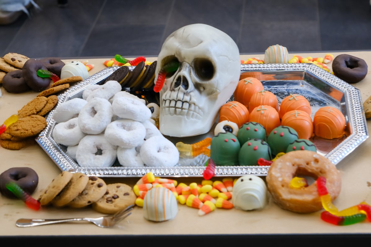 UFAccelerate's tweet image. Things got spoOoky at our #HubSweetHome today! 👻

What better way to kick off Halloween week than with a Hub House Halloween party? No tricks here, just treats from this crew! 

Huge shoutout to everyone who showed up, dressed up, and repped their Hub House. 🦇