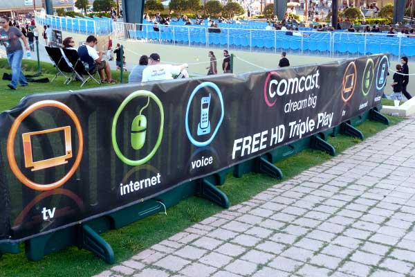 AdGraphicsUS's tweet image. These mesh banners fit like a &quot;sock&quot;: the images are printed 2-up, then folded over and stitched on the sides to form a sock-like cover.  When placed over a partition in a public space, it becomes a clever and affordable advertising solution! 👍

adgraphics.us/products/banne…