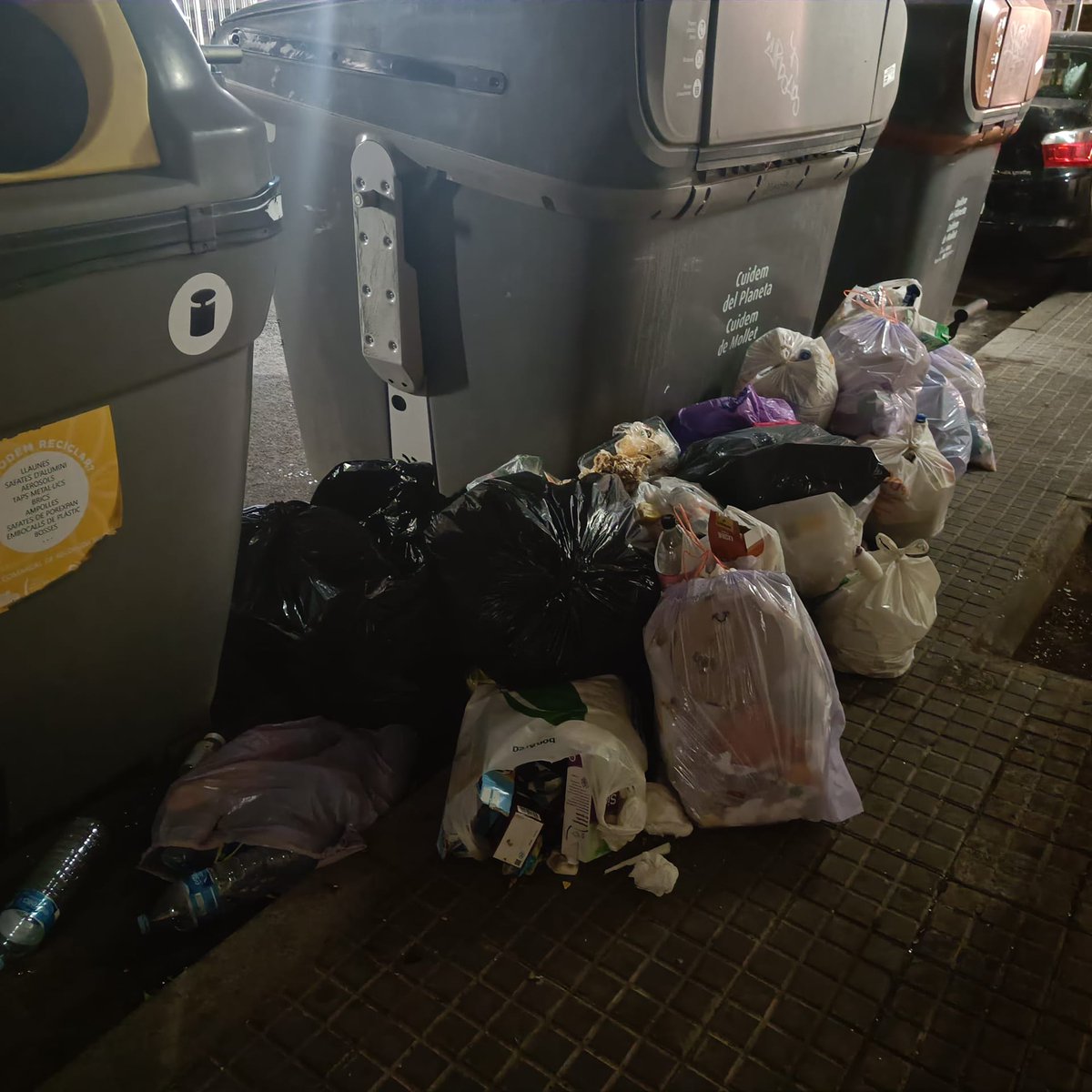AlexRiguillo's tweet photo. C/Onze Setembre, #Mollet.

Viure amb 6 contenidors davant les finestres (cuina i habitacions) de casa.

Ens esteu fent viure en una deixalleria.

Dia #572.

@PSCMollet @molletopina @JuntsMollet @aramolleterc @EUiAMollet @residuscat @DiariSomMollet @el9nou_vor @sindicdegreuges https://t.co/aL1nuhknVW