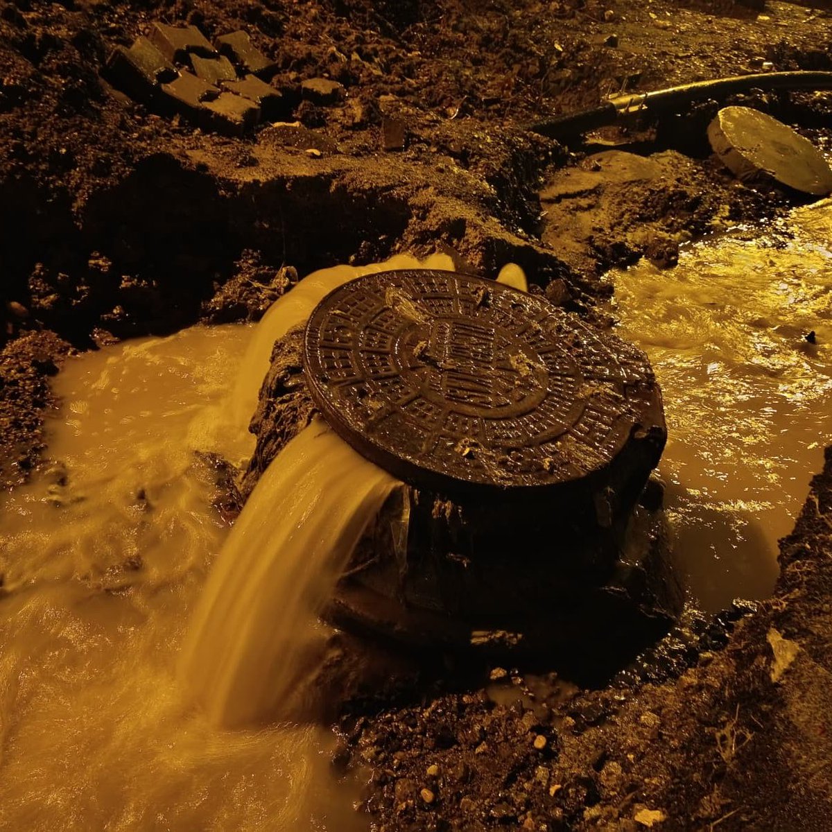 darkwebhaber's tweet photo. Tekirdağ'da sağanak yağış sonrası rögar kapakları taştı. https://t.co/NQN29xThWm