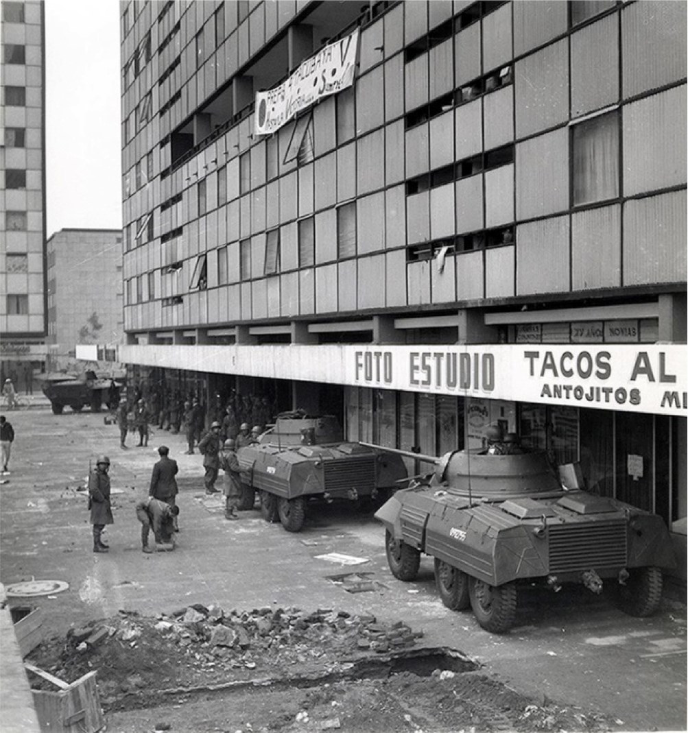 #SigloXX

Héctor Jaramillo Chávez, estudiante de la ESIME, fue arrestado el 2 de octubre durante la masacre de Tlatelolco. Desde ese día, se desconoce su paradero considerándolo un detenido desaparecido. Su caso forma parte de los numerosos episodios de represión y desapariciones