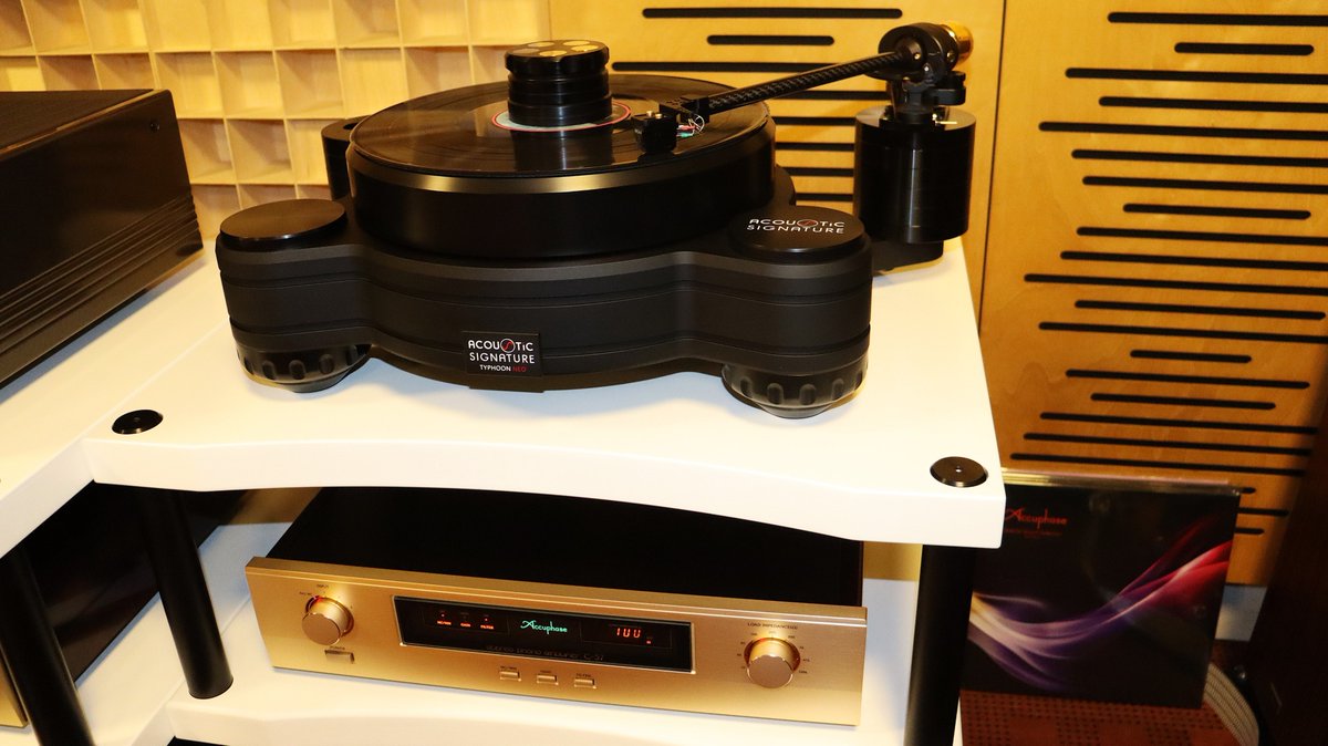 SystemReference's tweet image. Acoustic Signature &amp;amp; Accuphase C-57

Ganz einfach, die Welt­klasse fängt beim Typhoon NEO an!

LP Ausgabe 7/2025  Die brandneue Accuphase C-57 setzt Maßstäbe in Sachen Timing, Feingeistigkeit und der Art und Weise, wie sie Musik zum Fließen bringt. Der absolute Phono-Traum!