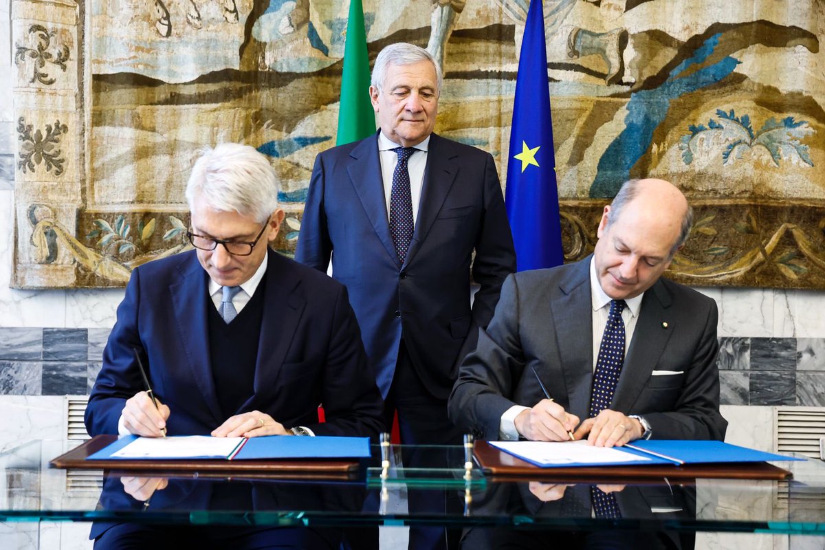 ItalyMFA's tweet photo. Alla presenza del Ministro @Antonio_Tajani, il Segretario Generale della Farnesina, Amb. Riccardo Guariglia, e il Presidente dell’Ospedale @bambinogesu, Prof. Tiziano Onesti, hanno firmato un Protocollo per rafforzare la collaborazione tra #Farnesina e Ospedale Bambin Gesù per curare in🇮🇹 bambini con gravi patologie provenienti da Paesi in difficoltà. 
Sarà attivo un tavolo permanente con la Cooperazione Italiana per promuovere nuove iniziative nei campi dell’assistenza ai minori, della formazione medica, del rafforzamento di programmi locali nel settore sanitario.

Leggi il comunicato👉 https://t.co/tkLVB5FHYh