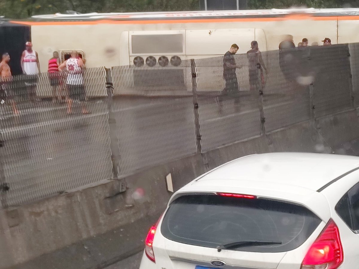 futtmais's tweet image. ⚠️ Ônibus da Urubuzada (torcida organizada do Flamengo) que estava rumo a Buenos Aires capotou há pouco, na estrada, na altura de Volta Redonda.

 Há torcedores feridos.