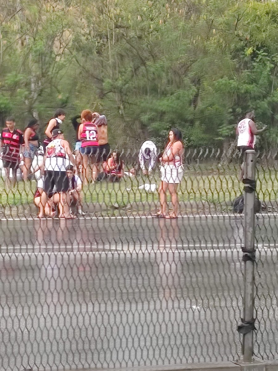 futtmais's tweet image. ⚠️ Ônibus da Urubuzada (torcida organizada do Flamengo) que estava rumo a Buenos Aires capotou há pouco, na estrada, na altura de Volta Redonda.

 Há torcedores feridos.