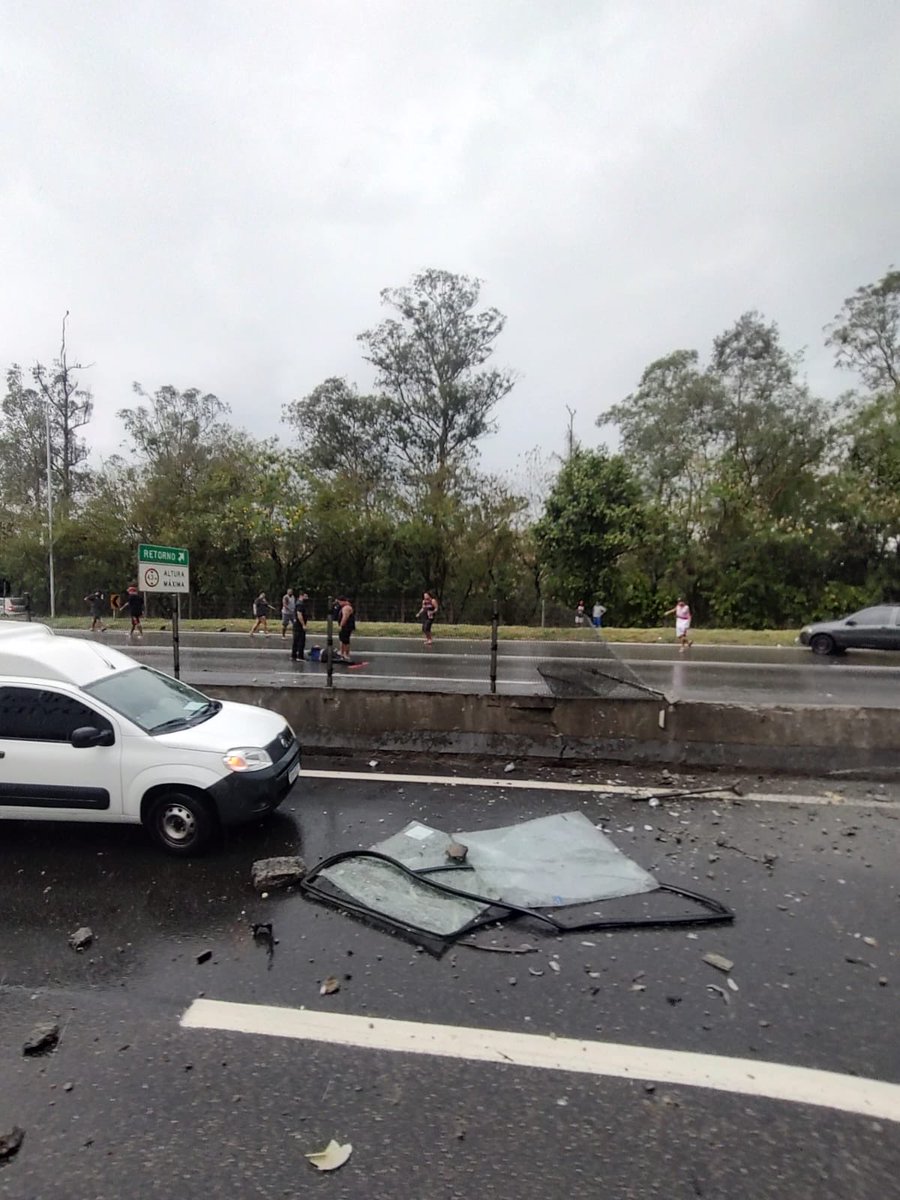 futtmais's tweet image. ⚠️ Ônibus da Urubuzada (torcida organizada do Flamengo) que estava rumo a Buenos Aires capotou há pouco, na estrada, na altura de Volta Redonda.

 Há torcedores feridos.