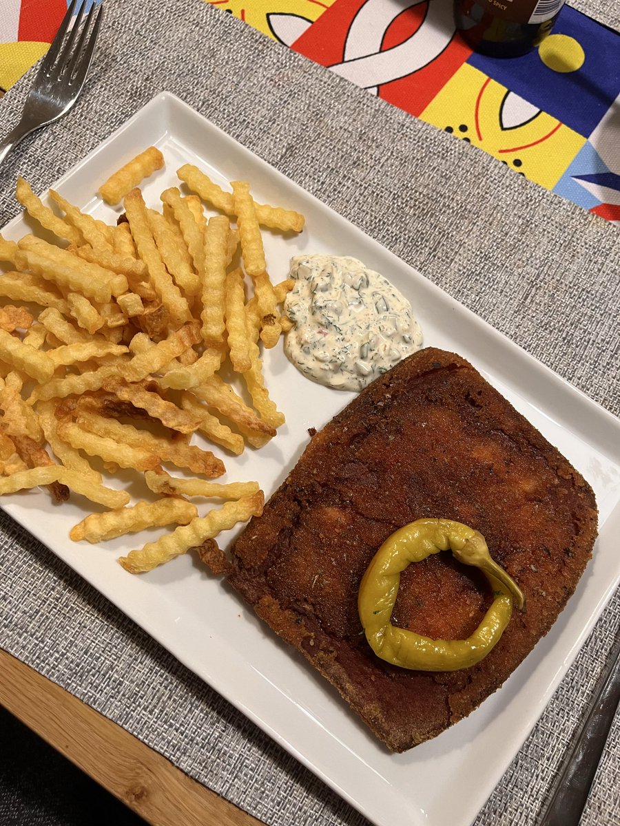 Manchmal muss es gebackener Leberkäs mit Sauce Tartar sein! Mit extra viel Gurkerln und Dill.
