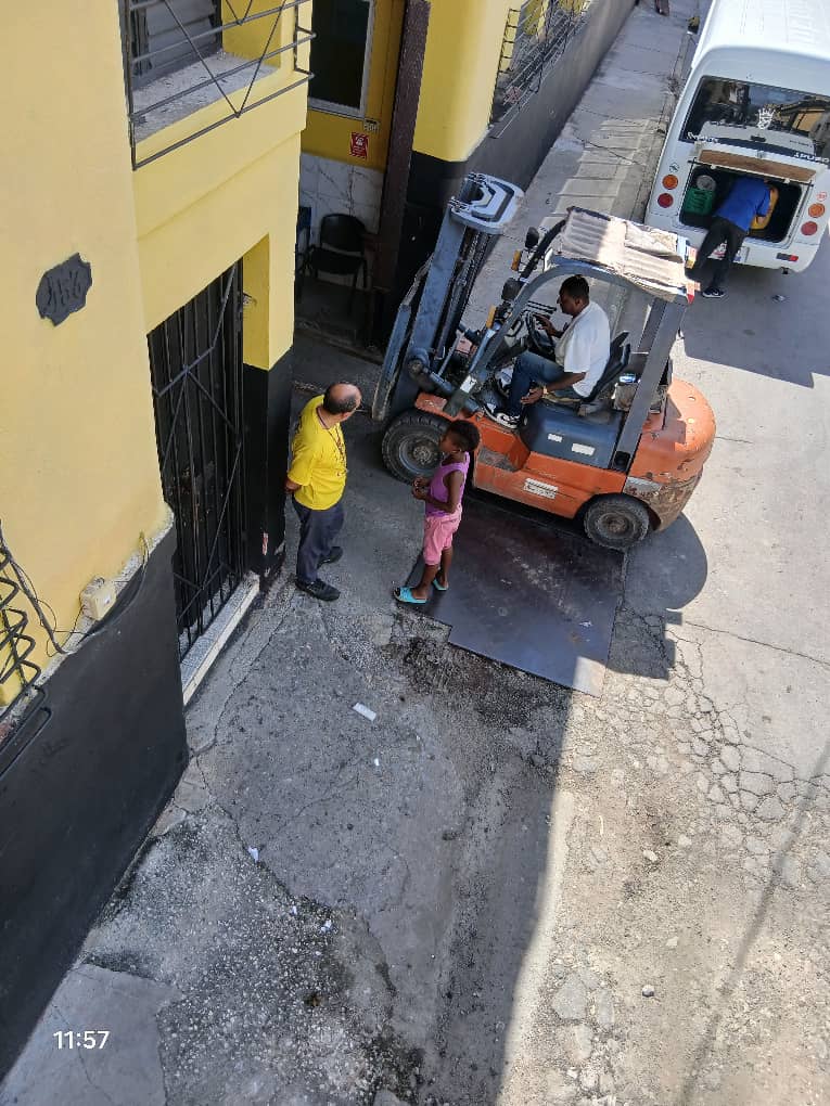 Ante el embate del huracán Melissa, los trabajadores de nuestra Ronera de Santiago de Cuba toman las medidas pertinentes para asegurar y proteger la producción y los inmuebles. Tarea de todos estar protegidos!!

<a href="/CubaRonSA/">Cuba Ron S.A 🇨🇺</a> #minal #informadosyalertas