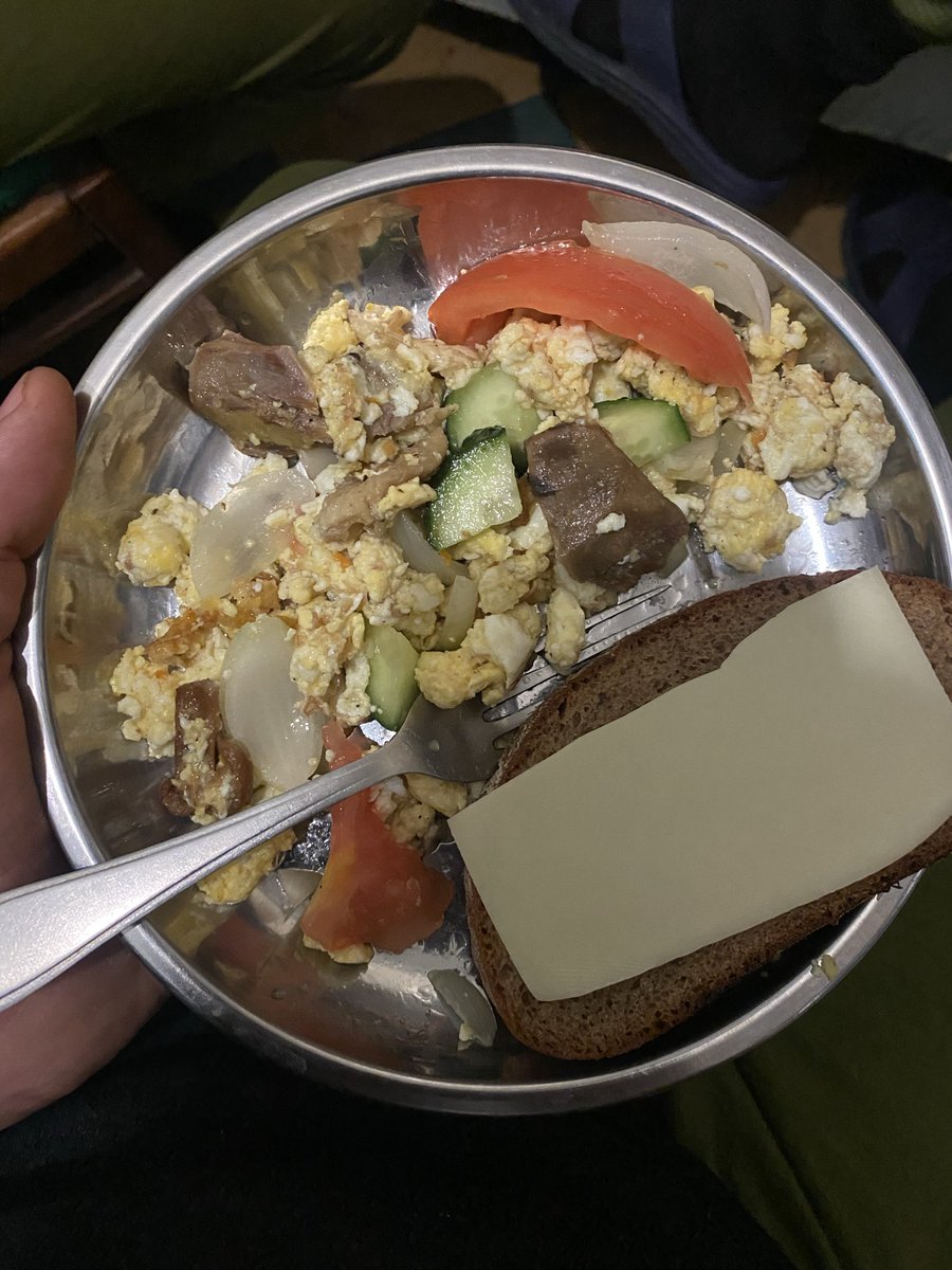 21:35 
Прийом їжі 
А ви служити не хочете😔
Ну