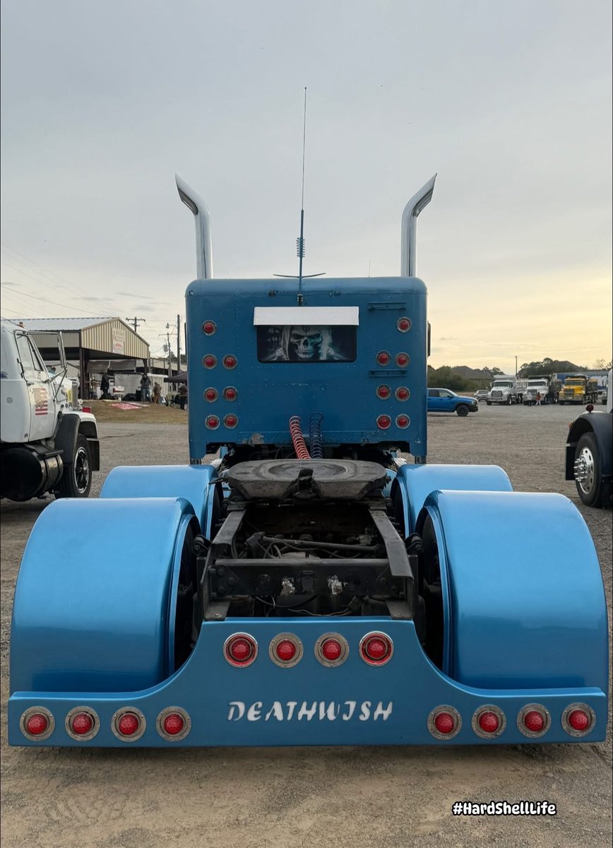 bobbi_mcgeeKY's tweet image. “Deathwish” showed up and showed out this weekend in Searcy, Tim Sander “Wild Man,”great job! You don’t see many of these babies around. Fully custom 2010 Freightliner Classic. That electric blue got me like 😱 one of the sickest trucks on the road. #HardShellLife #freightliner