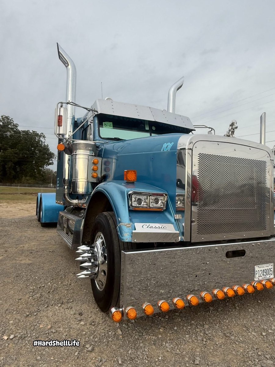 bobbi_mcgeeKY's tweet image. “Deathwish” showed up and showed out this weekend in Searcy, Tim Sander “Wild Man,”great job! You don’t see many of these babies around. Fully custom 2010 Freightliner Classic. That electric blue got me like 😱 one of the sickest trucks on the road. #HardShellLife #freightliner