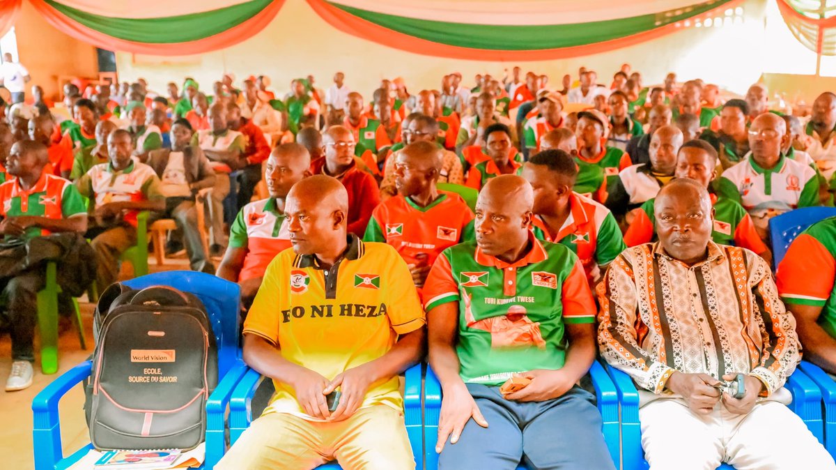 CBurunga's tweet photo. #Burundi,kur'uyu wambere igenekerezo rya 27/10/2025,umunyamabanga @CnddFdd mu ntara Ya Burunga Sylvain NZIKORURIHO ,yashikirije icese abaserukira abandi muri Giharo umunyamabanga muri komine Musongati Philippe KANYONI,yabasavye kumushigikira nawe azobere umuvyeyi Abo barongoye https://t.co/gCoR6N9pnw