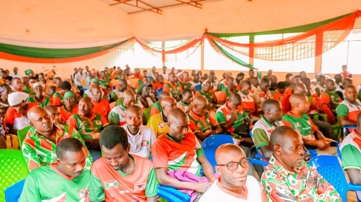 CBurunga's tweet photo. #Burundi,kur'uyu wambere igenekerezo rya 27/10/2025,umunyamabanga @CnddFdd mu ntara Ya Burunga Sylvain NZIKORURIHO ,yashikirije icese abaserukira abandi muri Giharo umunyamabanga muri komine Musongati Philippe KANYONI,yabasavye kumushigikira nawe azobere umuvyeyi Abo barongoye https://t.co/gCoR6N9pnw