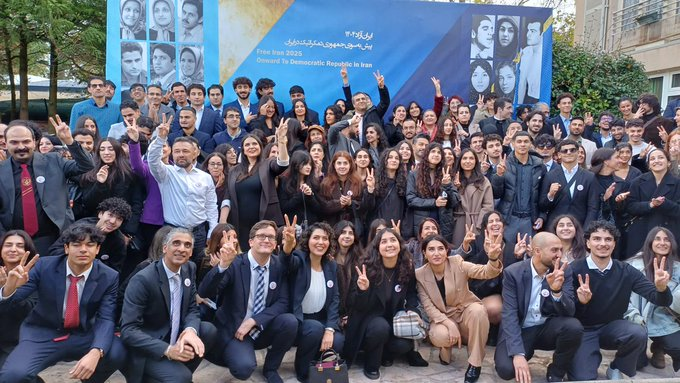 مقاومتی که در فرهنگ و سرزمین بیگانه بر  عزم جوانانی چنین باورمند و سرشار متکی است، بی‌تردید در #ایران دارای ریشه‌های ستبر و اقیانوسی از جوانه‌های جوان است. برای پوشاندن این واقعیت است که اتاق فکر آخوندی و حامیان خارجی آن دست به نظرسنجی‌های غیرعلمی و پوشالی می‌زنند. 

#مريم_رجوى