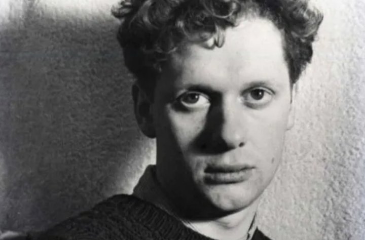 “Qualcuno mi sta annoiando. Penso di essere io.”

Ricordando Dylan Thomas, nato il #27ottobre 1914.