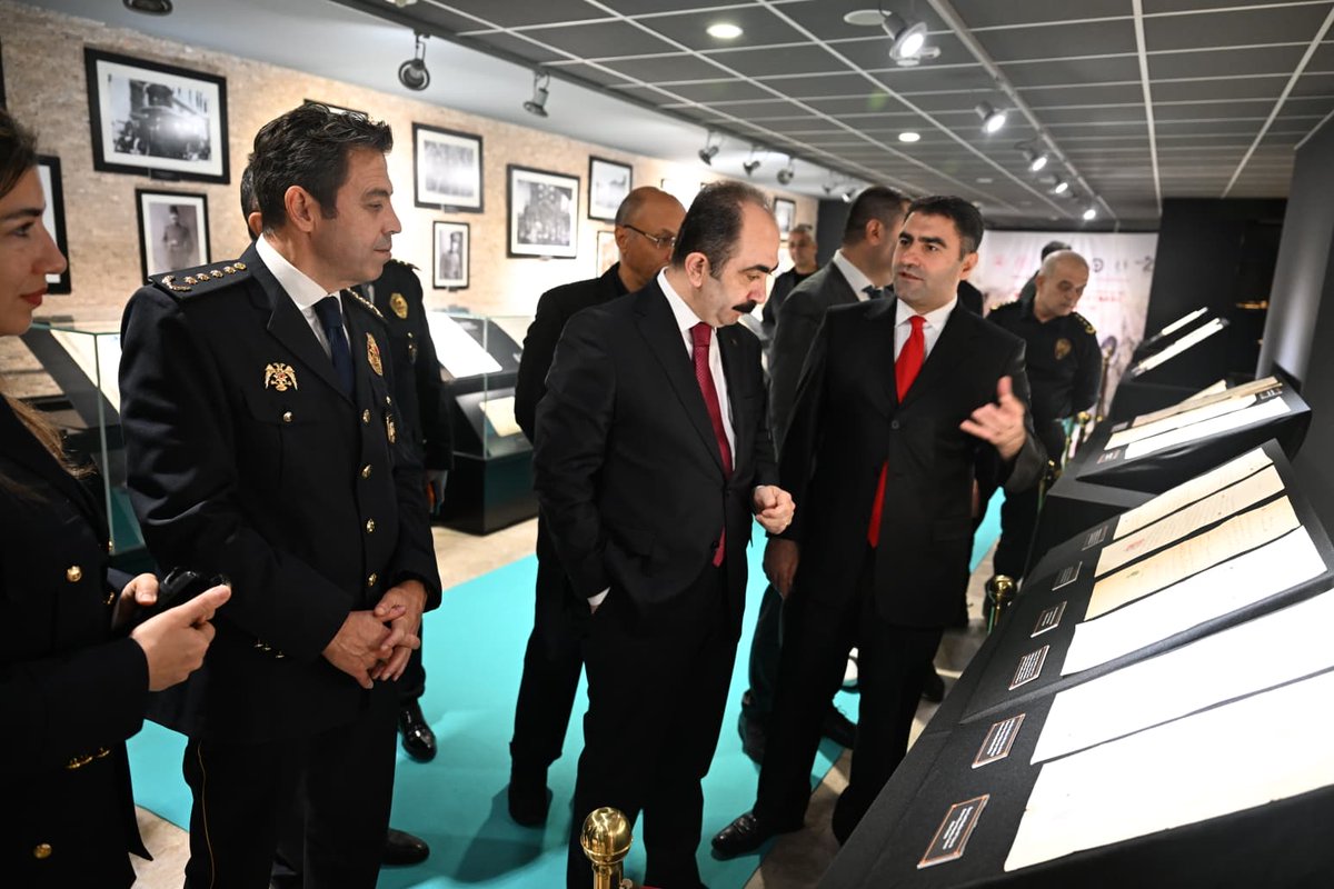 ttkgovtr's tweet photo. Türk Tarih Kurumu Başkanı Prof. Dr. Yüksel Özgen, Kültür ve Turizm Bakanlığı öncülüğünde düzenlenen “102 Yılda 102 Sergi” projesi çerçevesinde Polis Müzesinde gerçekleştirilen etkinliklerin açılışına katıldı. 
"Belgelerle Polis Tarihi: Osmanlı’dan Cumhuriyet’e Emniyet Teşkilatında Afro-Türk Polisleri Paneli"nin oturum başkanlığını üstlenen Özgen, aynı isimli serginin açılışını da yaptı.