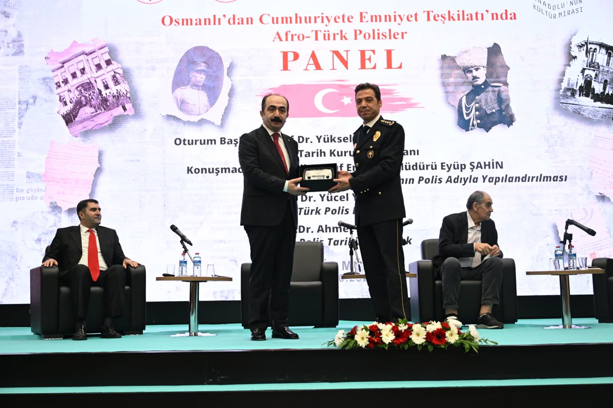ttkgovtr's tweet photo. Türk Tarih Kurumu Başkanı Prof. Dr. Yüksel Özgen, Kültür ve Turizm Bakanlığı öncülüğünde düzenlenen “102 Yılda 102 Sergi” projesi çerçevesinde Polis Müzesinde gerçekleştirilen etkinliklerin açılışına katıldı. 
"Belgelerle Polis Tarihi: Osmanlı’dan Cumhuriyet’e Emniyet Teşkilatında Afro-Türk Polisleri Paneli"nin oturum başkanlığını üstlenen Özgen, aynı isimli serginin açılışını da yaptı.