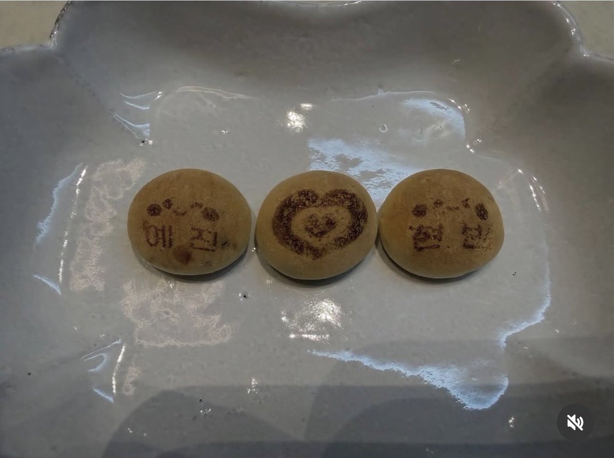 sonyejinbr's tweet photo. ELA VOLTOU! 

O Instagram secundário/pessoal de Son Yejin está de volta após a suspensão e ela postou uma foto com biscoitos formando a frase “Yejin ❤️ Hyun Bin” 🥹💘 

“Finalmente recuperei minha conta 😆🥴
Já faz muito tempo.. 😬
Vou postar mais. 🫶🏻”

#SonYejin https://t.co/OAUBDe5SEL