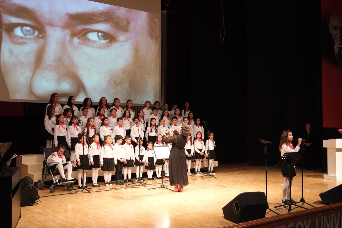 📌 Sayın Valimiz <a href="/TBBilgihan/">Tülay BAYDAR BİLGİHAN</a> , mülki ve askeri erkân, il protokolü ve hemşehrilerimizin katılımıyla; Burdur Mehmet Akif Ersoy Halk Eğitimi Merkezi Çocuk Korosu tarafından düzenlenen “Çocukların Sesinden Cumhuriyet Konseri” minik seslerin coşkulu ezgileriyle halkımızla buluştu.