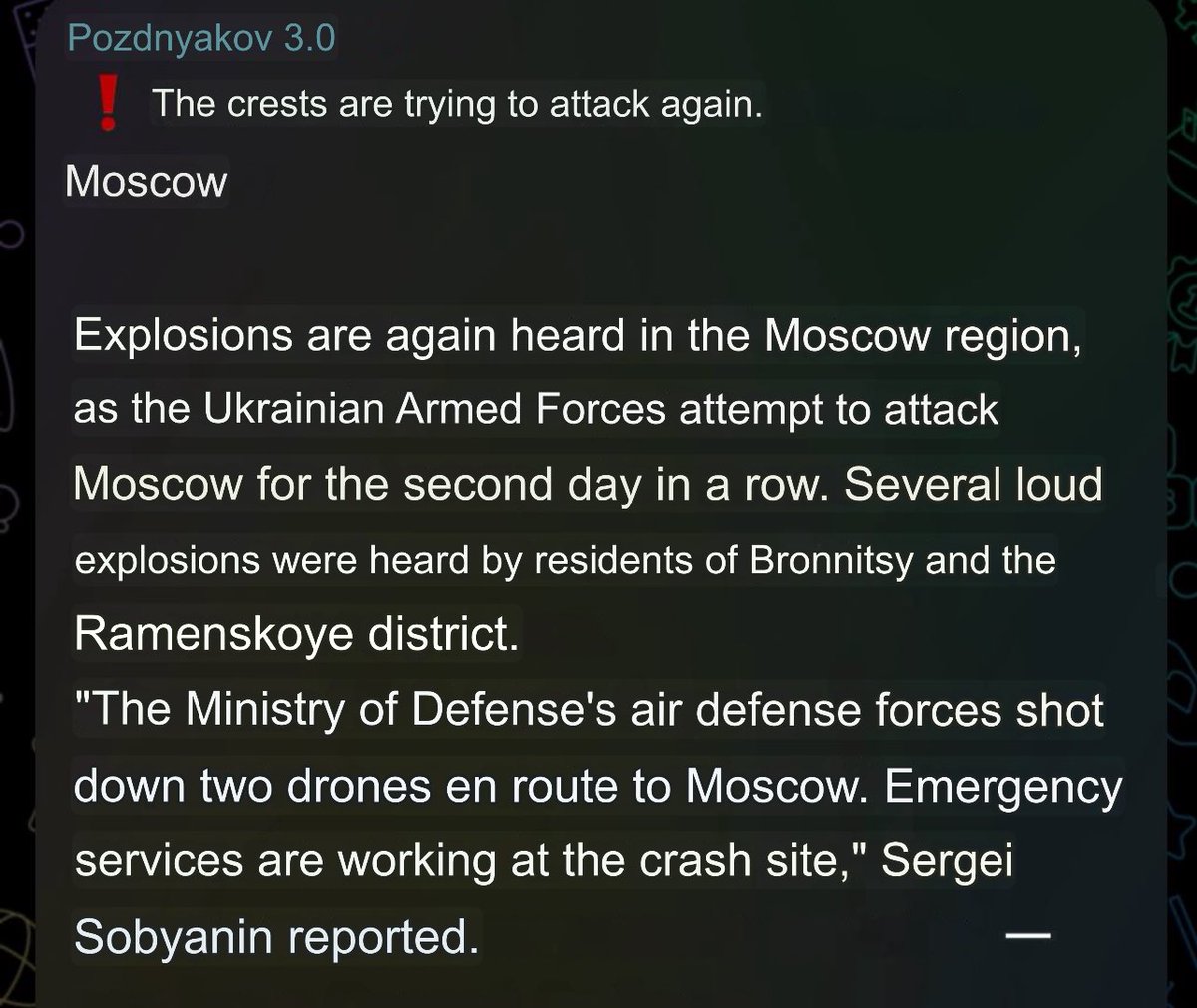谢尔盖·索比亚宁 （Sergei Sobyanin） 报道的移动设备屏幕上显示的带有红色警报图标的俄语新闻文章截图，详细介绍了乌克兰无人机袭击在莫斯科地区发生的爆炸、防空系统击落两架无人机以及布朗尼齐和拉缅斯科耶地区的应急响应。