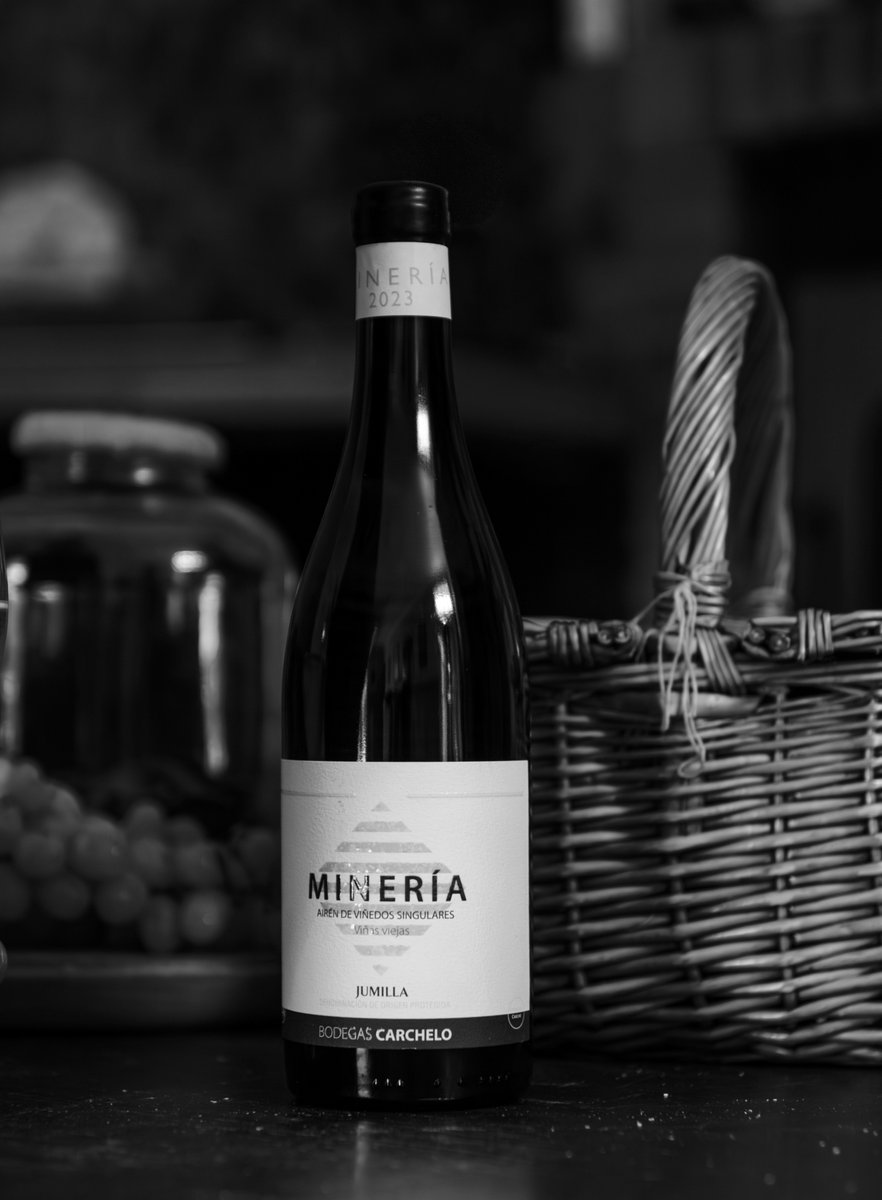 Un vino que no nace de una moda, sino de la voluntad de rescatar una variedad que formó parte del paisaje de Jumilla durante décadas.
Fermentado con calma, sin prisa, respetando cada fase del proceso.
Un vino preciso, profundo, con la huella del suelo que lo vio renacer.