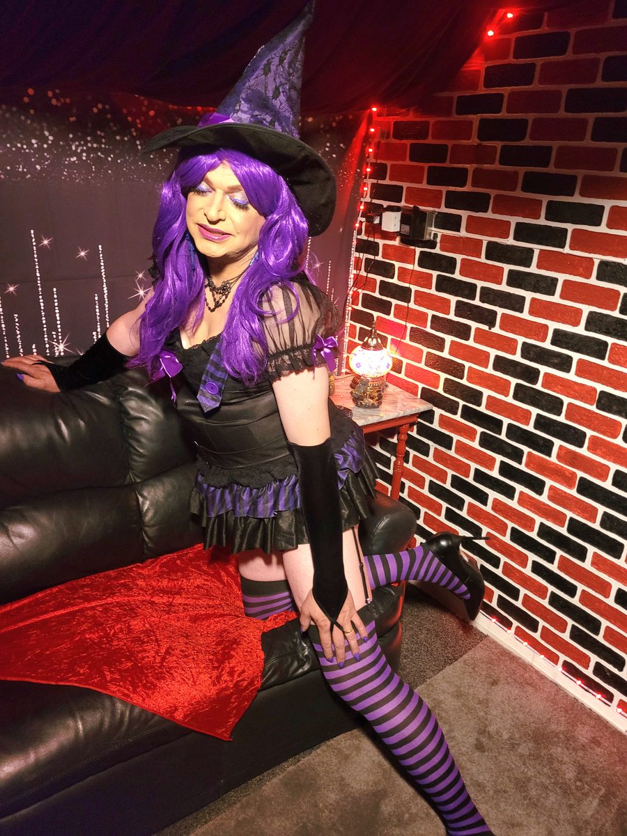 sofia_valham316's tweet image. Which dress should I wear for Friday? A or B?”
A is the witch 
B is the vampire 
It&apos;s a Halloween party on Friday 
Fancy Dress glam style 
#WhichLook #OOTDpoll #HelpMeChoose #Fashionx