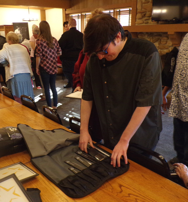 LifesKitchen's tweet image. Thank you to the Jordan Thomas Family Fund for donating knife sets to #LifesKitchen graduates! The sets are deeply appreciated and honor the trainee&apos;s journey. #Gratitude #SolutionsThatMatter lifeskitchen.org