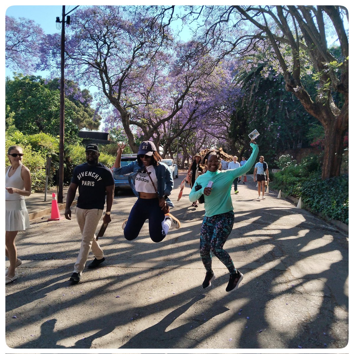 MicroAdventure5's tweet image. J A C A R.A N D A  W A L K I N G  &  H E L I  R I D E S🎉
-----------------------------------------
Stunning Saturday morning we had with the wonderful Joburgers on the Jacaranda Walking and Heli flips 🚁 a collab btwn @fsjohannesburg
@bastionaviation & @JohannesburgIYP