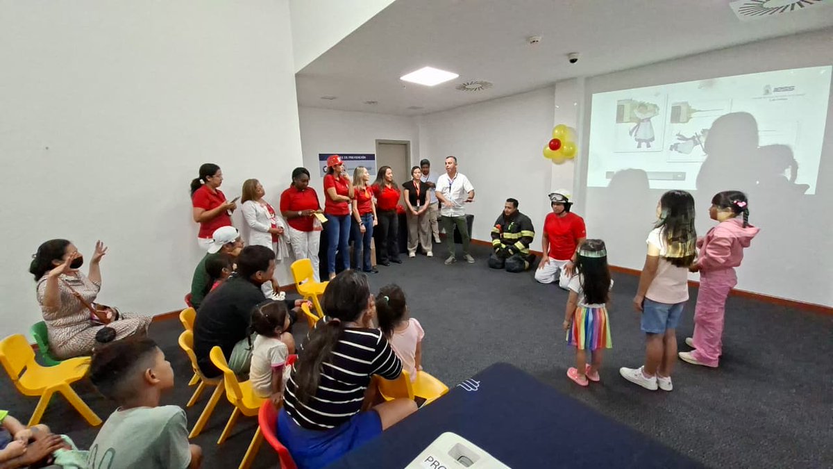 🔥🧯Niños y niñas aprendieron de manera dinámica cómo evitar accidentes por quemaduras durante el taller “Aprende a no quemarte”. 🧒🏼👧🏽

🏥La actividad fue organizada por los servicios de cirugía plástica y gestión de riesgos, fomentando hábitos de prevención y seguridad.