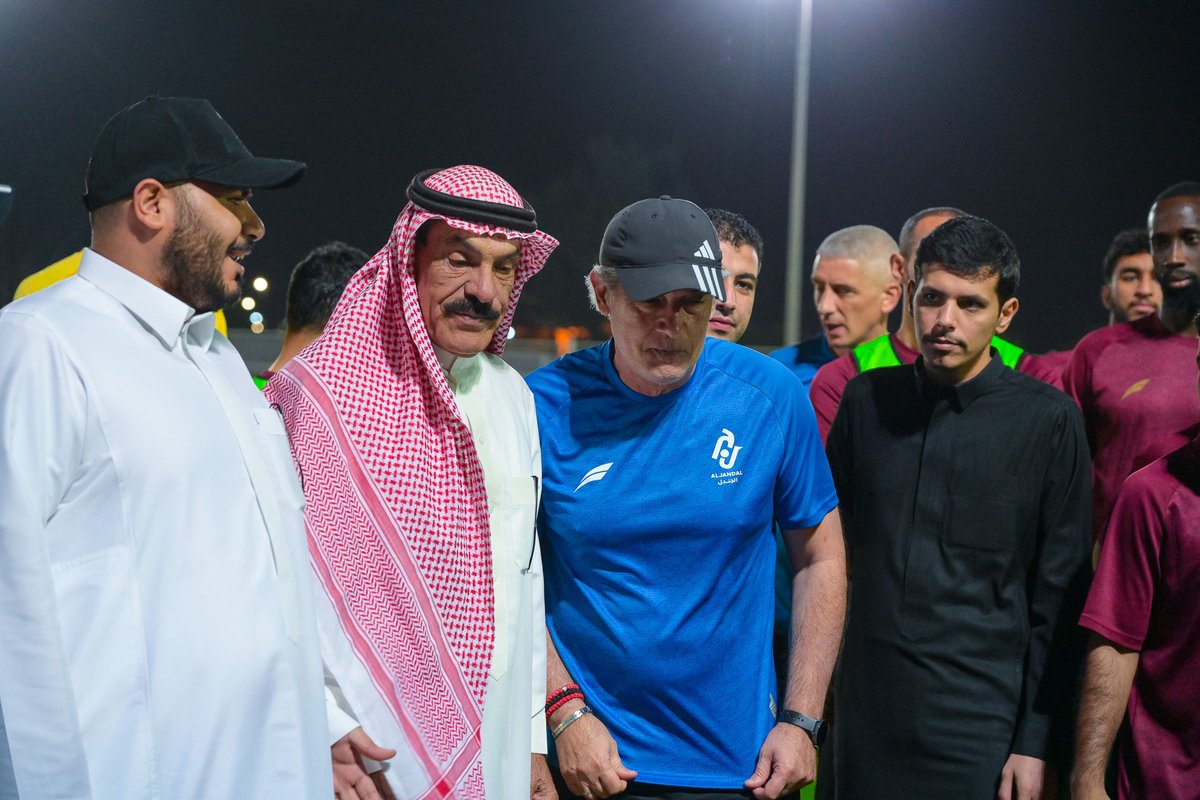 Aljandal_Fc's tweet photo. أقام العضو الذهبي أ:عبدالكريم الحسن حفل مبسط قبل بداية التمرين بمناسبة سلامة اداري الفريق الاول م/عبدالله الهديب

#مارد_الجوف |#دوري_يلو https://t.co/STaHnOGp9x