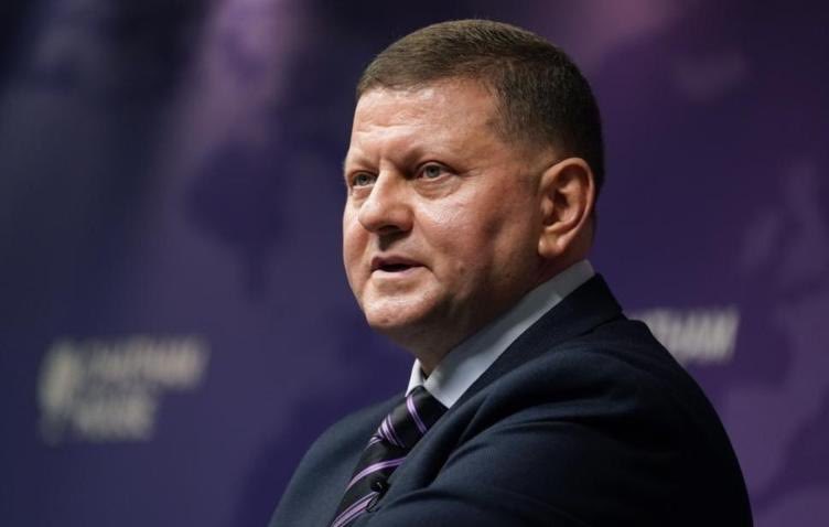 Told youuuu

Ciganska Kraljica Mariba🌸

Het front brokkelt af en in Kiev vliegen ze elkaar al in de haren. Het hoofd van Zelenski’s kantoor probeert generaal Zaloezjny de mond te snoeren.. letterlijk. De man die nog iets van realiteit durfde te zeggen, krijgt nu de deur in ze