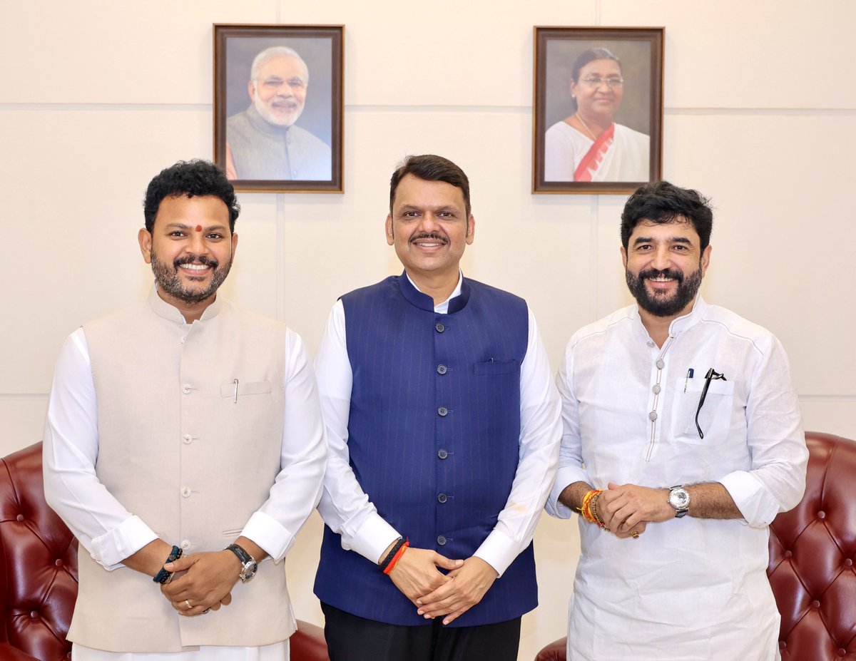 महाराष्ट्राचे लोकप्रिय मुख्यमंत्री मा.श्री. देवेंद्रजी फडणवीस यांची आज माझे सहकारी आणि नागरी हवाई वाहतूक विभागाचे केंद्रीय मंत्री मा.श्री. राम मोहन नायडू जी यांच्यासमवेत मुंबईतील वर्षा या शासकीय निवासस्थानी सदिच्छा भेट घेतली.

<a href="/Dev_Fadnavis/">Devendra Fadnavis</a> 
<a href="/RamMNK/">Ram Mohan Naidu Kinjarapu</a> 
<a href="/CMOMaharashtra/">CMO Maharashtra</a> 
<a href="/MoCA_GoI/">MoCA_GoI</a>