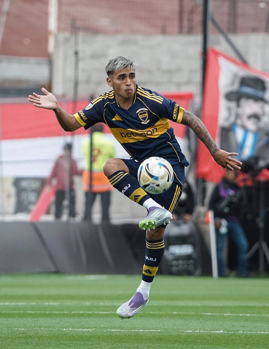Pésimo primer tiempo de un Boca que juega a lo que pueda llegar a inventar Paredes. En ningún momento aprovechó el hombre de más y se cansó de circular la pelota sin peligro. ¿Úbeda cuando piensa meter cambios? En su equipo no gambetea nadie. Que liviano los chilenos…