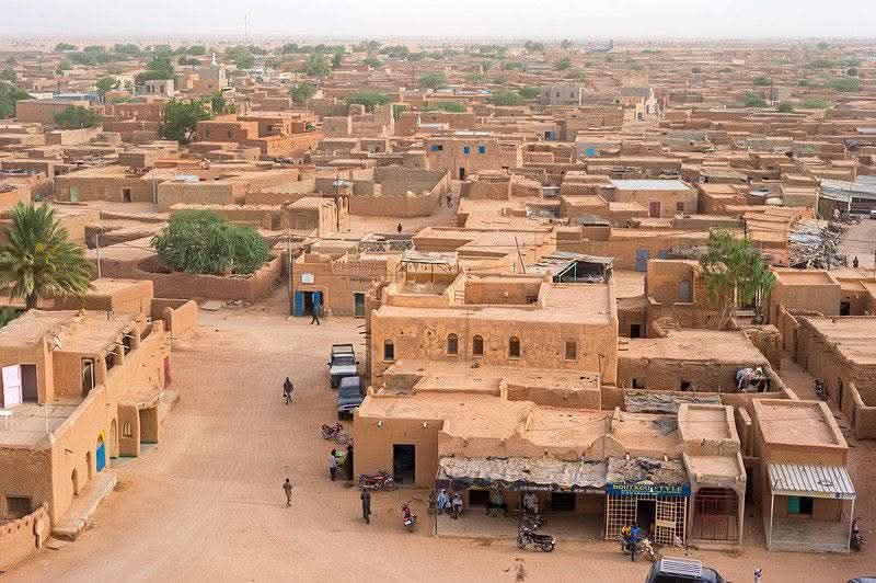 📍Agadez, Niger 🇳🇪
Is a City in central Niger. Founded in the 15th century, it was once a key stop on the trans-Saharan trade routes, linking North &amp; West Africa. The city is famed for its mud architecture, especially the Agadez Mosque, the tallest mud structure in the world.🏜️🐪