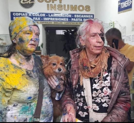 lafm's tweet photo. ⚠️ Gremios y sectores cívicos de Popayán exigen sanciones ejemplares para un grupo de estudiantes universitarios que protagonizaron actos vandálicos y agredieron a varias personas, en su mayoría adultos mayores, en el sector histórico de la ciudad.

Los jóvenes, que hacen parte de un movimiento pro Palestina, pintaron las paredes de la plazoleta de Santo Domingo. Cuando algunos ciudadanos intentaron impedirlo, fueron agredidos física y verbalmente.

Denuncian que ni la Alcaldía ni la Policía intervinieron, pese a que la jornada había sido convocada previamente en redes sociales.