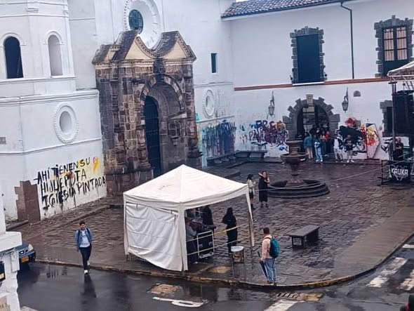 lafm's tweet photo. ⚠️ Gremios y sectores cívicos de Popayán exigen sanciones ejemplares para un grupo de estudiantes universitarios que protagonizaron actos vandálicos y agredieron a varias personas, en su mayoría adultos mayores, en el sector histórico de la ciudad.

Los jóvenes, que hacen parte de un movimiento pro Palestina, pintaron las paredes de la plazoleta de Santo Domingo. Cuando algunos ciudadanos intentaron impedirlo, fueron agredidos física y verbalmente.

Denuncian que ni la Alcaldía ni la Policía intervinieron, pese a que la jornada había sido convocada previamente en redes sociales.