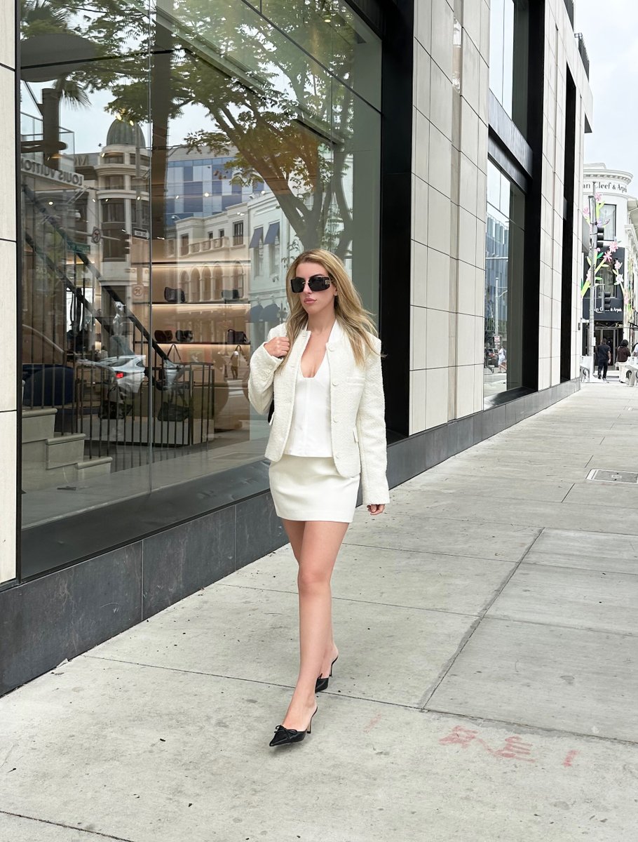 ModelChloeMonet's tweet image. Would you stop and stare too?