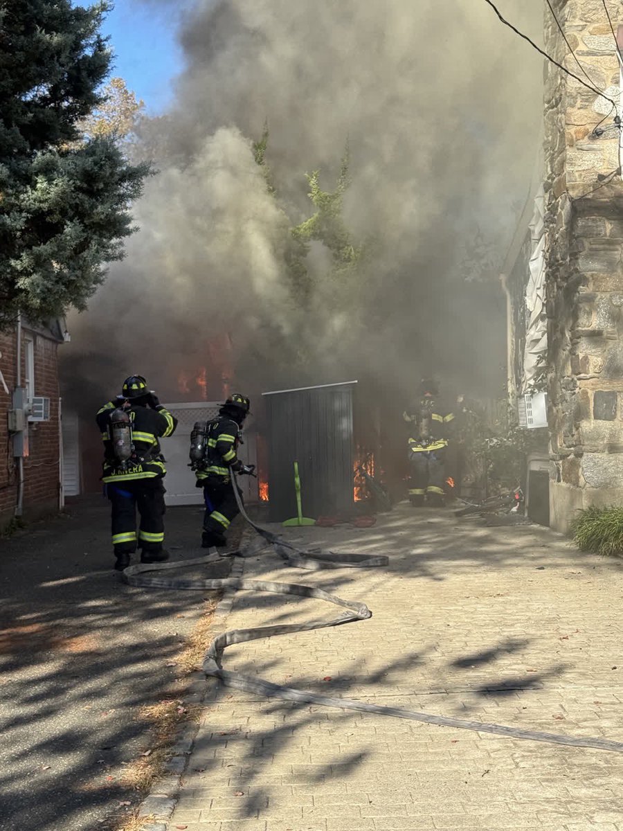 MALVERNE 
🔥WORKING FIRE🔥 
116 Wolf Ave
📸:NotMine 
#workingfire #longisland #ny #fire #malverneny