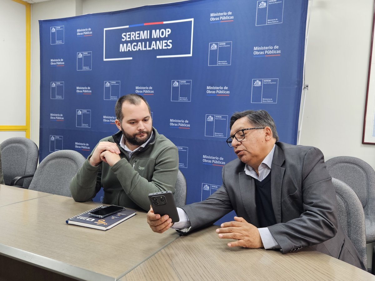 MopMagallanes12's tweet photo. Junta de Vecinos de Agua Fresca se reúne con equipo @MopMagallanes12, para abordar temáticas hídricas y viales.
✅Se acuerda en el encuentro realizar fiscalizaciones en los cauces del sector a través de la #DGAMOP, tras denuncias de basura y de eventuales infracciones al código de aguas; inicio de la conservación de la Ruta 9 Sur y la puesta en marcha de un paradero para el sector a través de #VialidadMOP.
En la actividad participa junto a la directiva liderada por Héctor Díaz, el Seremi de Obras Públicas José Luis Hernández, Directora Regional de Aguas Lorena Olivares, Directora Regional de Obras Hidráulicas Ibis Rogel, y Director Regional (s) Sebastián Schadenberg.