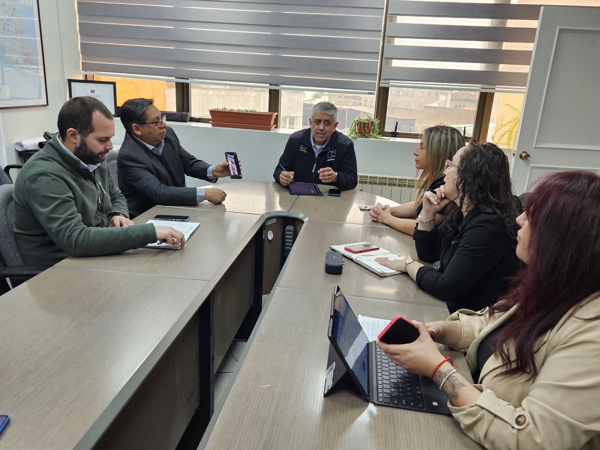 MopMagallanes12's tweet photo. Junta de Vecinos de Agua Fresca se reúne con equipo @MopMagallanes12, para abordar temáticas hídricas y viales.
✅Se acuerda en el encuentro realizar fiscalizaciones en los cauces del sector a través de la #DGAMOP, tras denuncias de basura y de eventuales infracciones al código de aguas; inicio de la conservación de la Ruta 9 Sur y la puesta en marcha de un paradero para el sector a través de #VialidadMOP.
En la actividad participa junto a la directiva liderada por Héctor Díaz, el Seremi de Obras Públicas José Luis Hernández, Directora Regional de Aguas Lorena Olivares, Directora Regional de Obras Hidráulicas Ibis Rogel, y Director Regional (s) Sebastián Schadenberg.