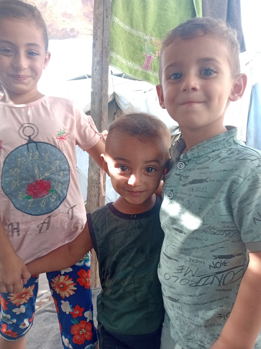 HudaA25873's tweet photo. This is my family, whose safety I'm fighting for. 
Please support my family by donating, sharing, or even commenting with a dot.🇵🇸
Every share makes an impact.🙏🏻
https://t.co/lf1RZBmhCQ https://t.co/CrZsEXdYuw