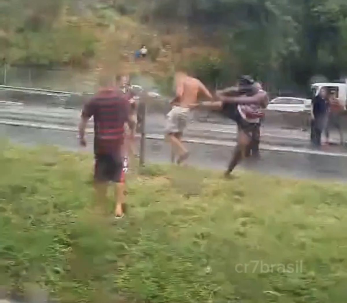 O motivo da briga entre torcedores do Flamengo após o ônibus capotar:

Um homem pediu para o rapaz parar de filmar as pessoas feridas e ele não parou. Com isso, começou a confusão.

🗞 <a href="/PabloRaphaelRUA/">Pablo Rua</a> 
📸 <a href="/CR7Brasil/">CR7 Brasil</a>