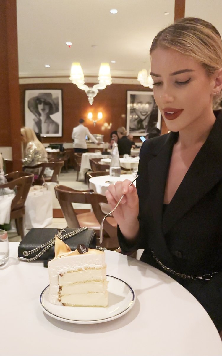 ModelChloeMonet's tweet image. Think I&apos;m sweeter than this dessert?