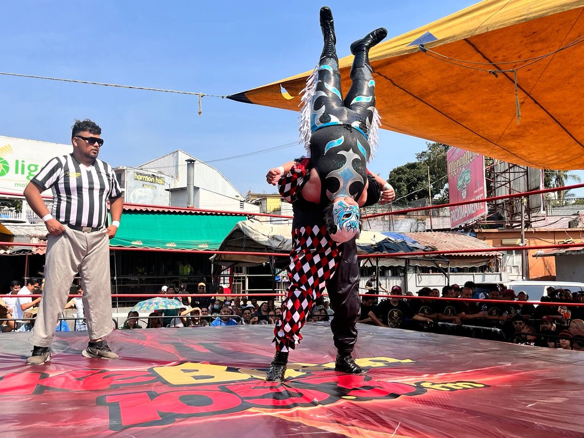 LaTijeraLucha's tweet photo. Se abre el gran festejo del 6️⃣1️⃣ aniversario del #MercadoAdolfoLopezMateos con la función de #LuchandoPorCuerna, donde la dupla técnica #CatII y #CatBlack rinden a la pareja ruda #AngelDeLilith y #RonnieClown, con una “casita” y tope...
#latijeraluchalibre https://t.co/wY6s8vtpl3