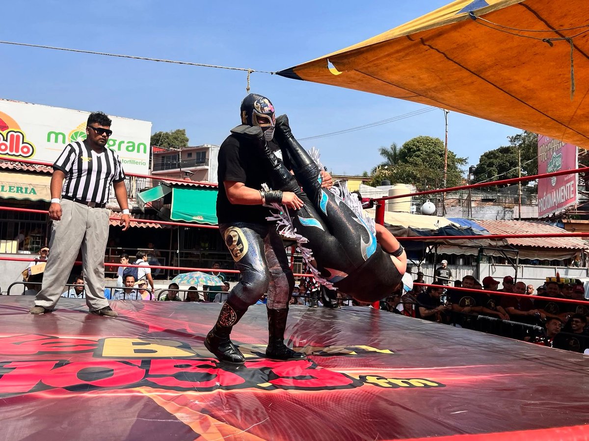 LaTijeraLucha's tweet photo. Se abre el gran festejo del 6️⃣1️⃣ aniversario del #MercadoAdolfoLopezMateos con la función de #LuchandoPorCuerna, donde la dupla técnica #CatII y #CatBlack rinden a la pareja ruda #AngelDeLilith y #RonnieClown, con una “casita” y tope...
#latijeraluchalibre https://t.co/wY6s8vtpl3