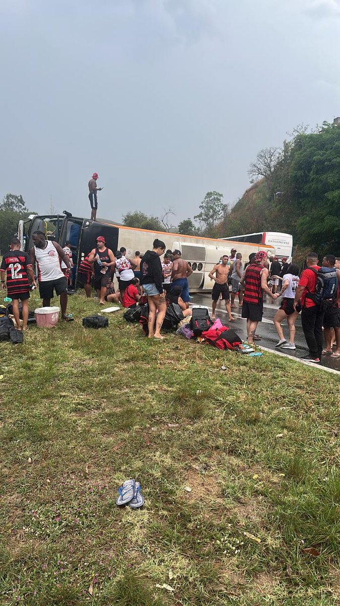 barrabrava_net's tweet photo. Un micro con hinchas del Flamengo volcó cuando partía hacia la Argentina, donde el miércoles juegan Racing vs Flamengo por la Libertadores https://t.co/Q7PtZAtmju