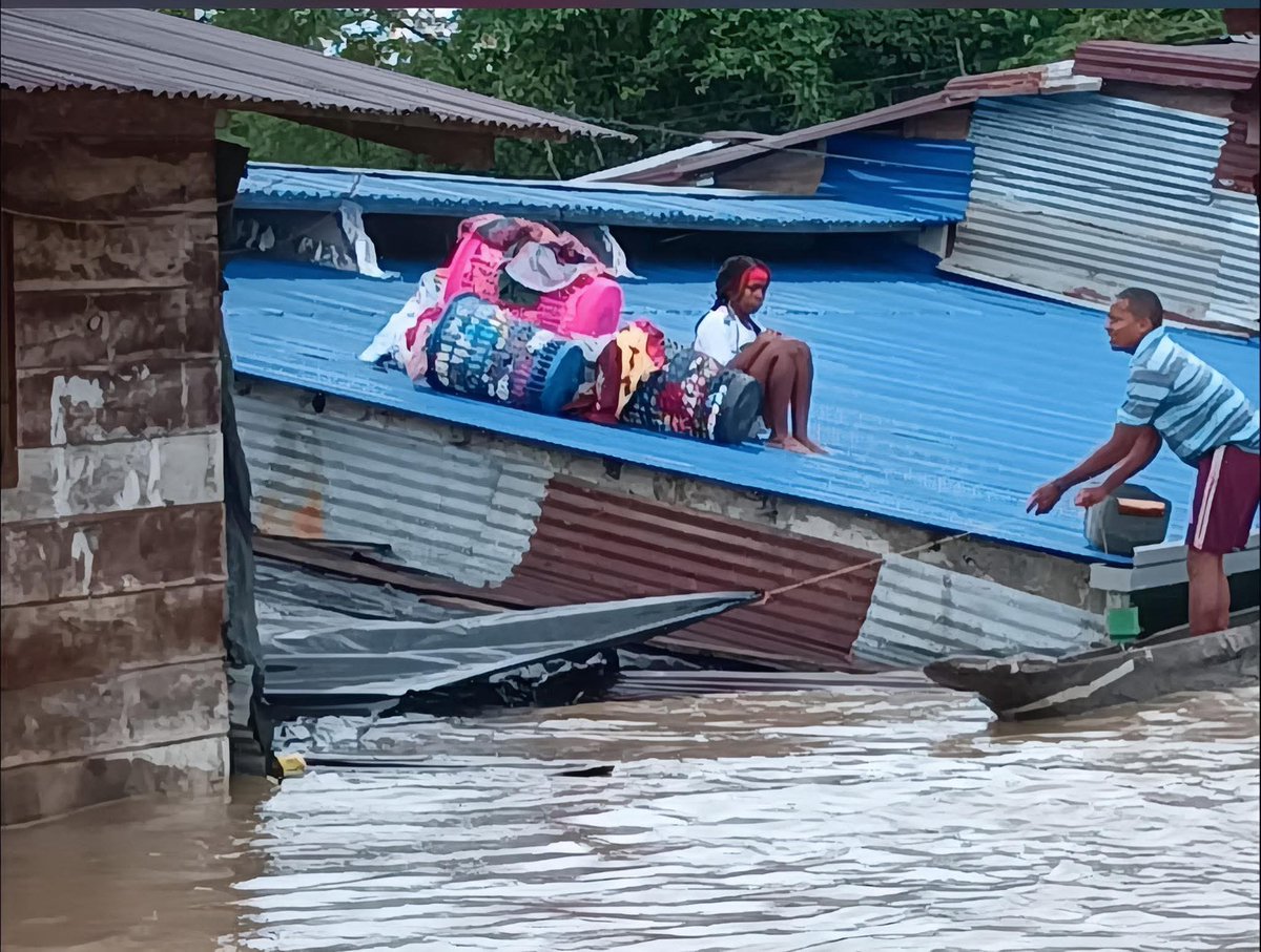 Sr presidente <a href="/petrogustavo/">Gustavo Petro</a> antes de irte para el extranjero, escucha el clamor de la niña de Lloró- Chocó, que puede ser tu hija, y pasate por el Chocó que tiene el agua hasta los techos <a href="/RegionesCP/">Regiones Consejería Presidencial</a> <a href="/MinInterior/">MinInterior Colombia</a>
