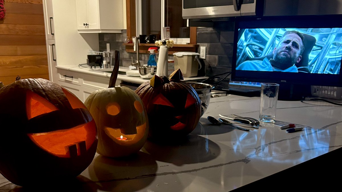 JustKayCTV's tweet image. carved some pumpkins while watching deadpool because we’re too scared to watch horror movies 👻