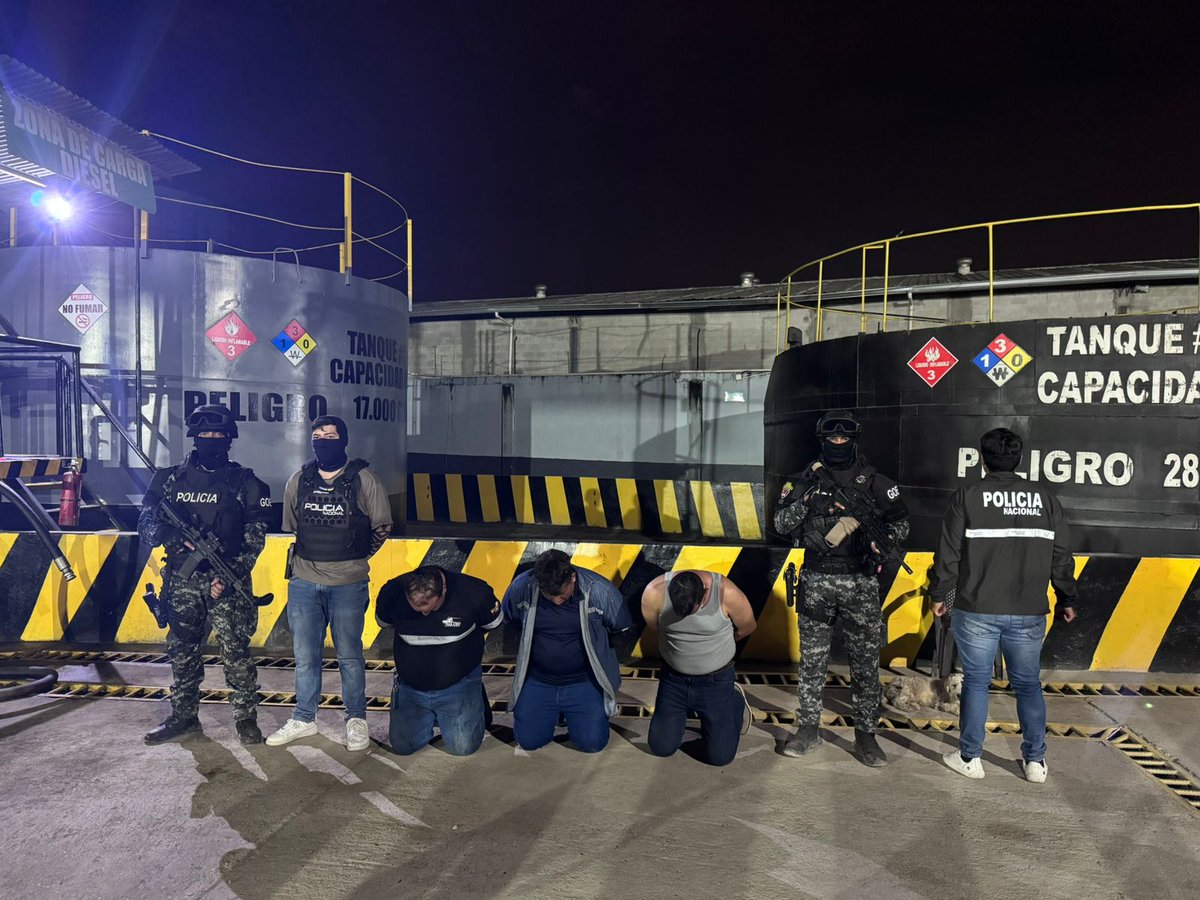 leocastro77's tweet image. 🚨 Más de 190 mil galones de #combustible y 182 tanques de gas,que serían utilizados para el contrabando,fueron #decomisados por el #GobiernoNacional en diferentes operativos en 8 provincias del país.
▪️48 personas fueron detenidas.
▪️45 vehículos quedaron bajo custodia policial
